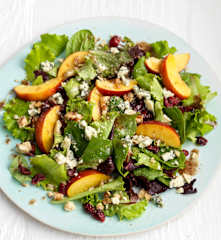 Insalata con pesche con vinaigrette ai mirtilli