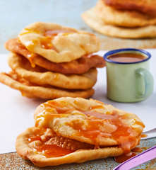 Buñuelos de feria con miel de guayaba y piloncillo