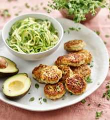 Hambúrgueres de frango com zoodles