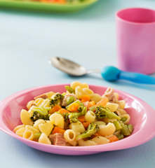 Pasta con verduras y atún