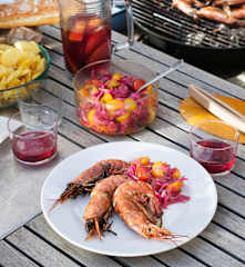 Gambones a la parrilla con ensalada agridulce de cebolla roja y cherrys