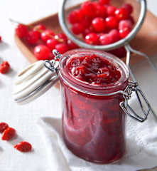 Composta di ribes e bacche di goji (a ridotto contenuto di zuccheri)