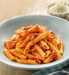 Pasta pomodoro, prosciutto e salame piccante