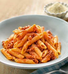 Dana Jambon ve Sucuklu Domates Soslu Makarna