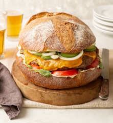 Hamburguesa XXL con cebolla, beicon y queso