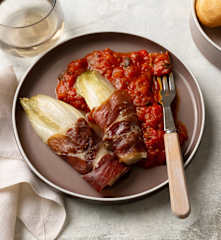Endibias con jamón serrano y pisto