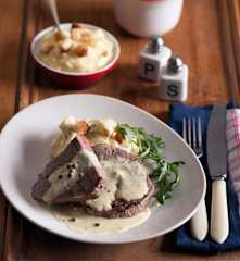 Steki w sosie z zielonego pieprzu, purée ziemniaczane z grzankami