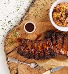 Piano com molho barbecue e arroz de feijão