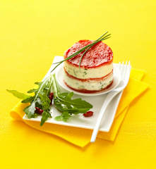 Mille-feuilles de poivrons et crème aux herbes