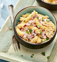 Nudelsalat mit Lyoner und Gurken