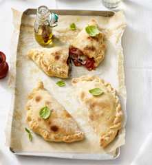 Calzone mit Tomaten, Käse und Schinken