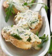 Bruschetta de pollo y rúcula