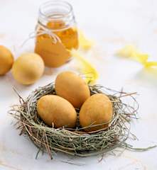 Gotowanie i farbowanie jajek na żółto (kurkumą)