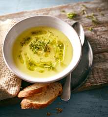 Kartoffelcremesuppe mit Knoblauch-Kresse-Öl