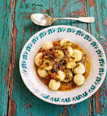 Bolinhas de queijo com molho de tomate