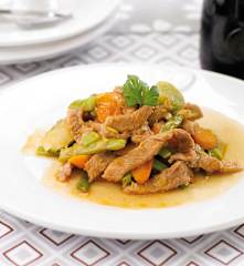 Tirinhas de porco salteadas com legumes