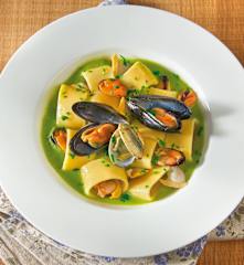 Calamarata cozze e vongole su vellutata di piselli