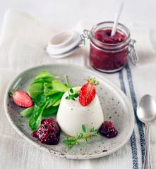 Erdbeer-Pfeffer-Chutney mit Ziegenfrischkäsemousse