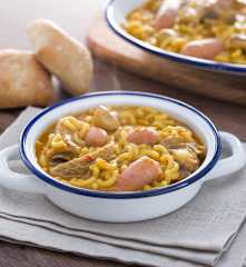 Fideos con costilla y salchichas