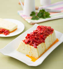 Flan de bacalao con piquillos al ajillo