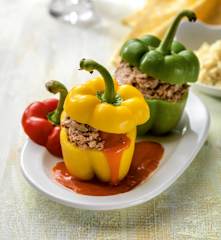Gefüllte Paprikaschoten mit Reis und Tomatensauce
