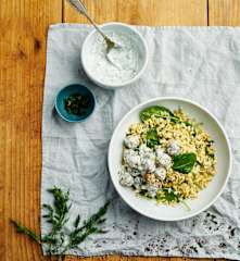Almôndegas de frango com orzo e molho de iogurte