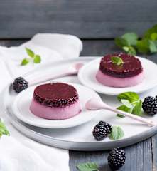 Jeżynowa panna cotta