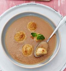 Warme Rhabarbersuppe mit Zimtklößchen