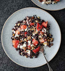 Salade de riz noir, fraise et feta