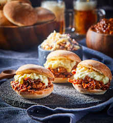 Bocados de pulled pork con ensalada de col