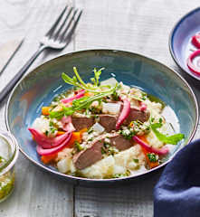 Filet de bœuf, mousseline de céleri-rave, petits légumes et oignon en pickles