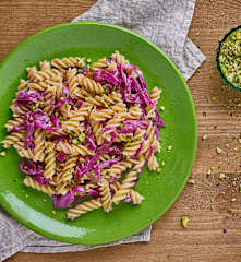 Pasta con cavolo rosso e pistacchi (senza glutine)