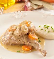 Conejo guisado con puré de patatas