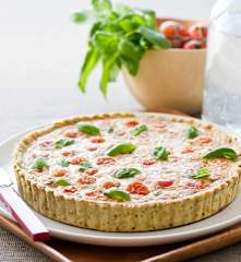 Quiche de tomate, queijo e manjericão
