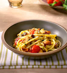 Bucatini alle melanzane, pomodori e funghi porcini