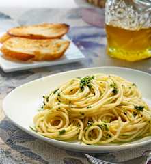 Espagueti con aceite de oliva, ajo y perejil