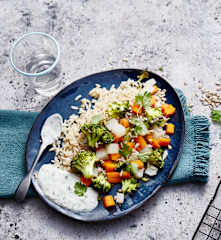 Riz complet, légumes d'automne vapeur et sauce au yaourt
