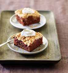 Schoko-Kirsch-Kuchen mit Amarettini-Streusel