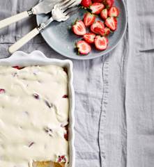 Bolo com cobertura de leite condensado e morango