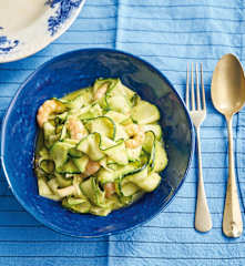 Curgete com camarão e pesto de ervilhas