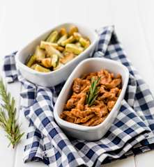 Cebolada de porco com batata e curgete assadas