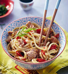 Chinesische Nudeln mit Gemüse und Schweinefilet