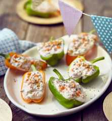 Paprikaschiffchen mit Gemüse-Käse-Füllung