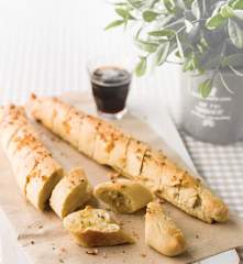 Baguetes com alho e orégãos