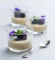 Tahini cream with blackberries (Raymond Capaldi)