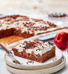 Nektarinen-Blechkuchen mit Vanillesahne