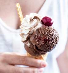 Glace chocolat-cerise et chantilly