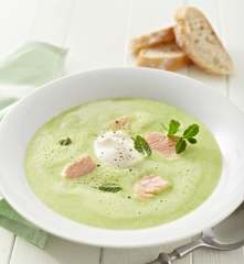Grüne Erbsenschaumsuppe mit Lachswürfeln