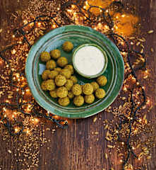 Falafel verde com molho de requeijão