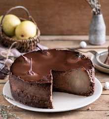 Sernik czekoladowy z gruszkami w winie